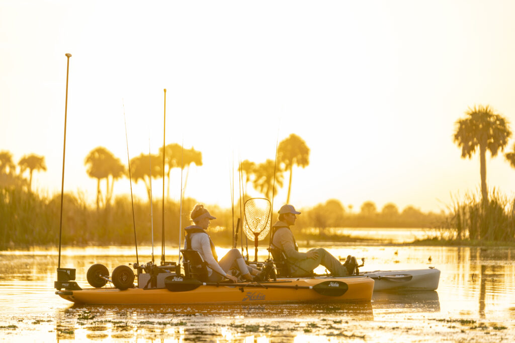 Foto Emozionale con due Kayak da Pesca in Acqua al Tramonto