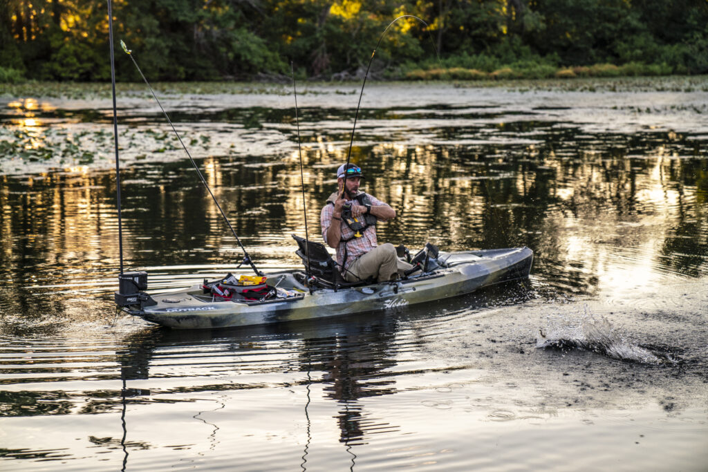 Foto di un pescatore su un Kayak da Pesca mentre sta Pescando