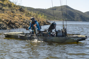 Foto di un Pescatore mentre sta pescando con un Kayak da Pesca Hobie